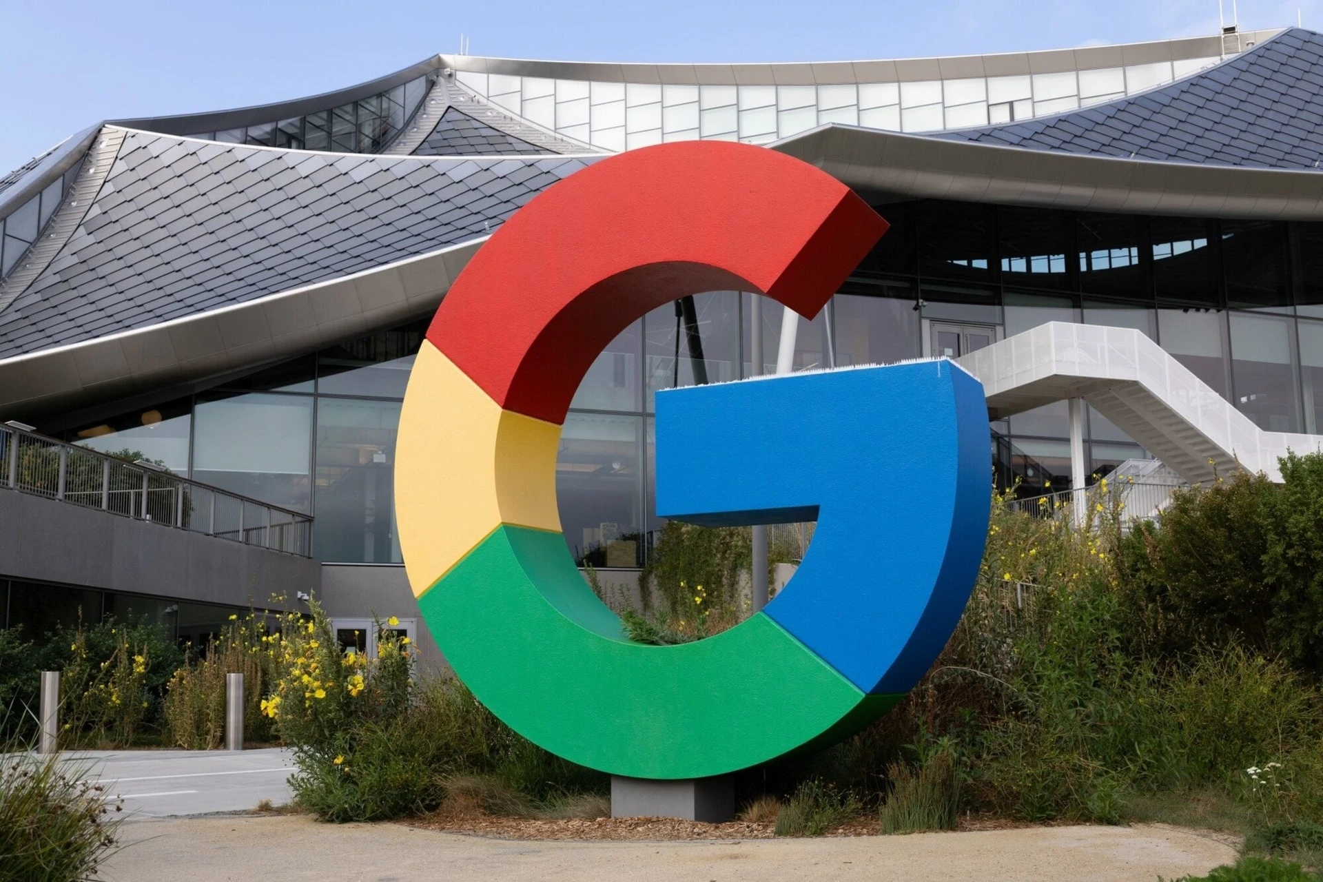 Google 2025: Doanh thu bùng nổ, phá vỡ mọi giới hạn. 4 Biểu tượng của Google | Phone Z Store
