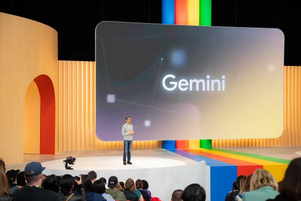 Google 2025: Doanh thu bùng nổ, phá vỡ mọi giới hạn. 2 CEO Google Sundar Pichai nói về Gemini trong một sự kiện năm 2023. Ảnh: New York Times. PhoneZStore.vn